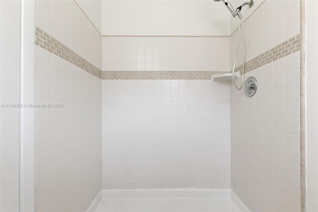 full bathroom featuring a tile shower