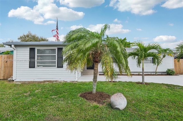 view of front of house featuring a front yard and fence