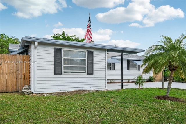 view of front facade with a front lawn and fence