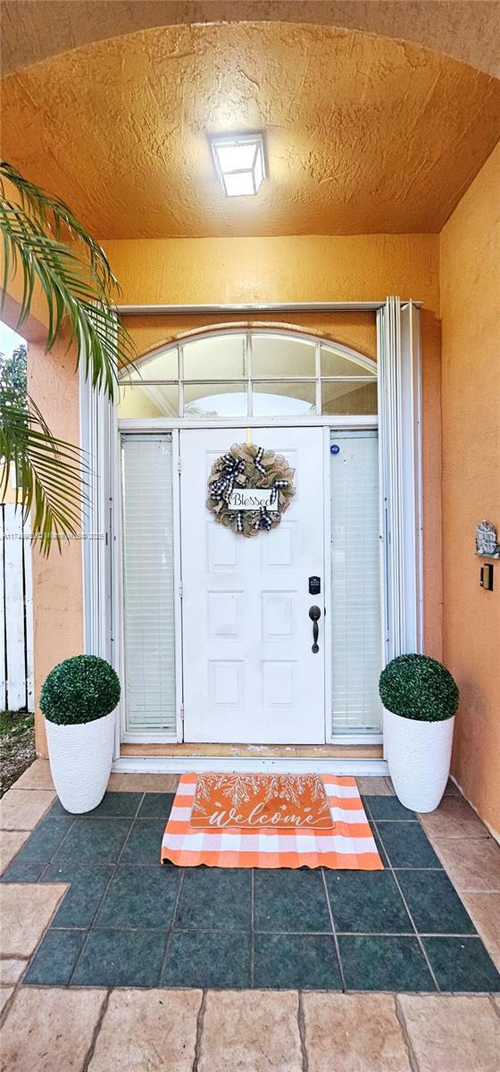 view of exterior entry with stucco siding