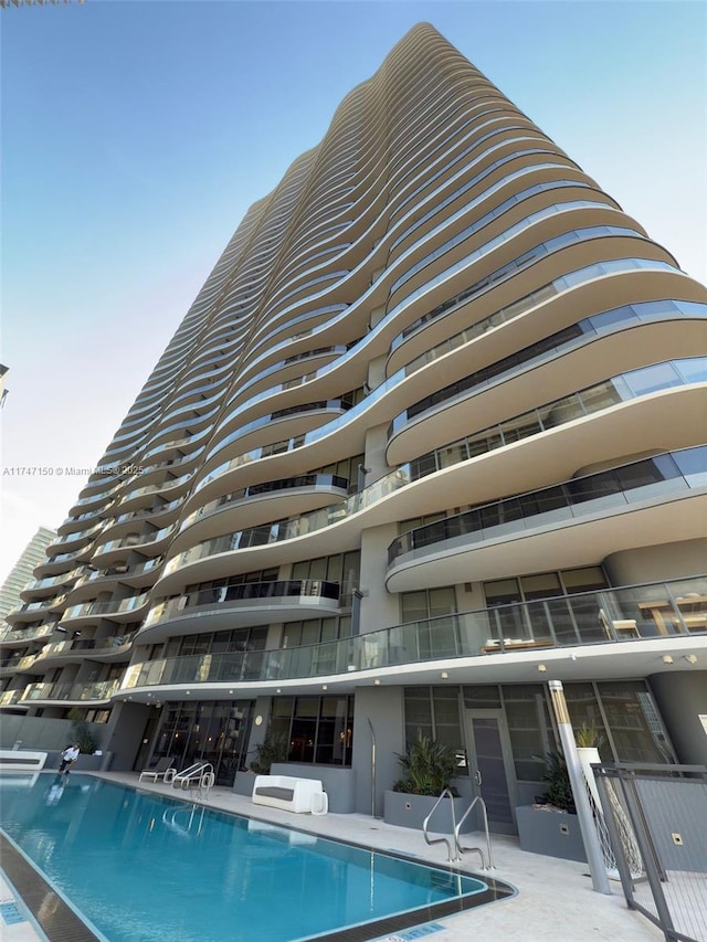 1000 Brickell Plz Unit 4314, Miami, FL 33131 - view of community pool