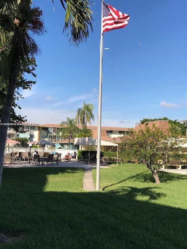 view of property's community featuring a lawn