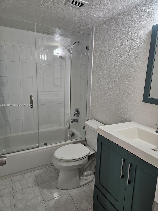 full bath with a textured ceiling, a textured wall, visible vents, vanity, and combined bath / shower with glass door