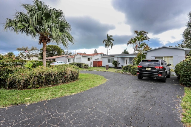 single story home with driveway