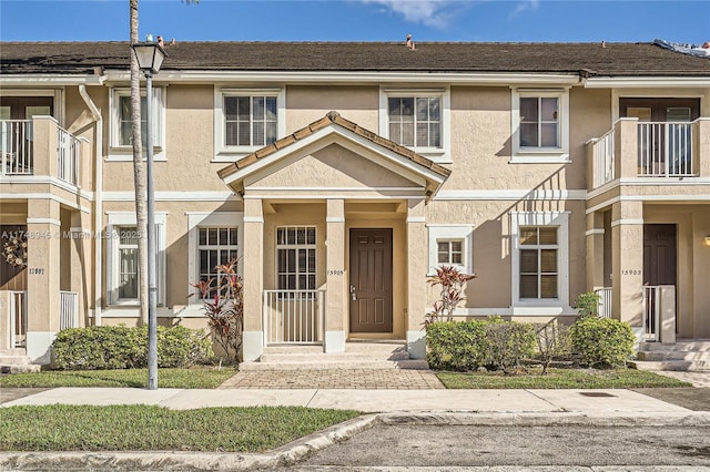 multi unit property featuring stucco siding