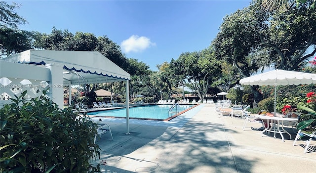 3800 Oaks Clubhouse Dr Unit 112, Pompano Beach, FL 33069 - community pool with a patio area