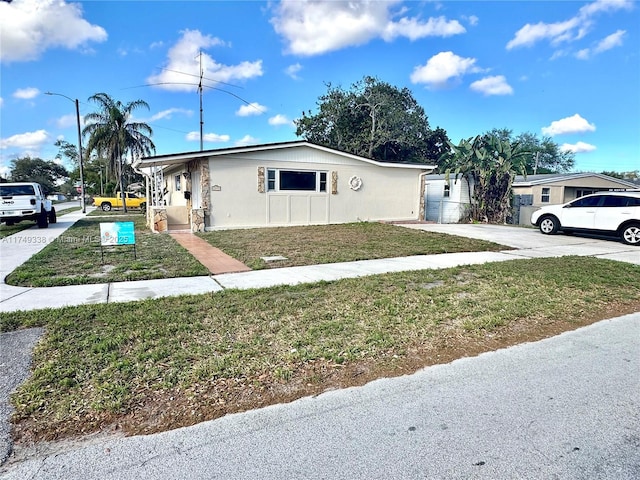 view of front of property featuring driveway and a front lawn