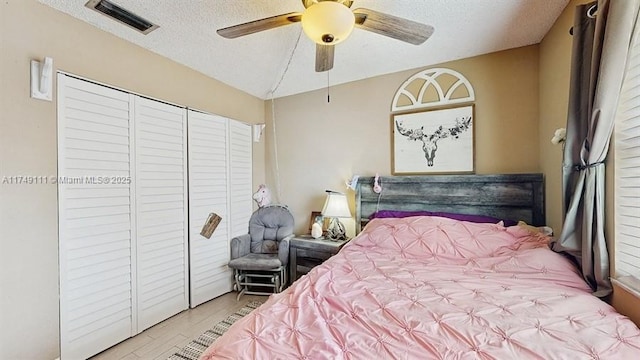 10927 NW 29th Ct, Sunrise, FL 33322 - bedroom featuring light wood finished floors, a closet, visible vents, vaulted ceiling, and a textured ceiling