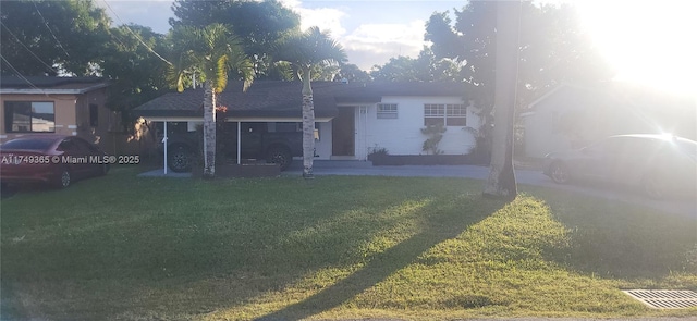 view of front facade with a front lawn