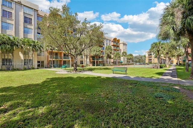 view of property's community featuring a lawn