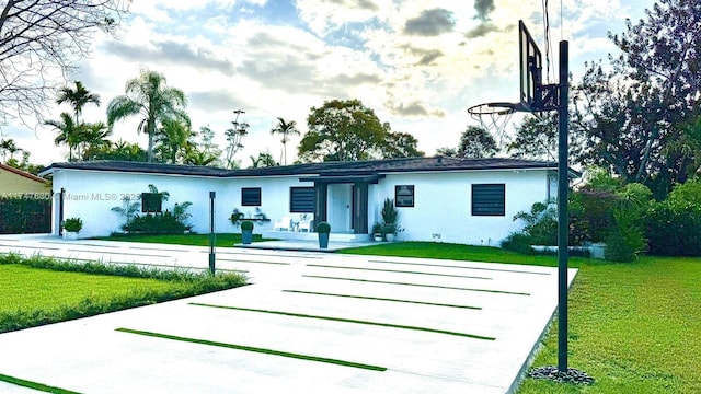 view of front of house with a front lawn