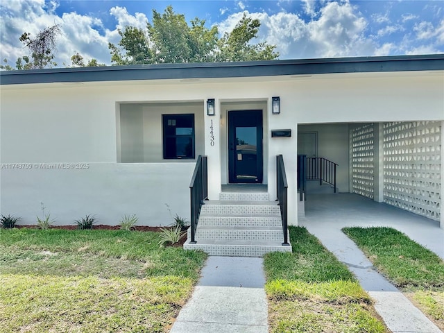 view of exterior entry featuring stucco siding