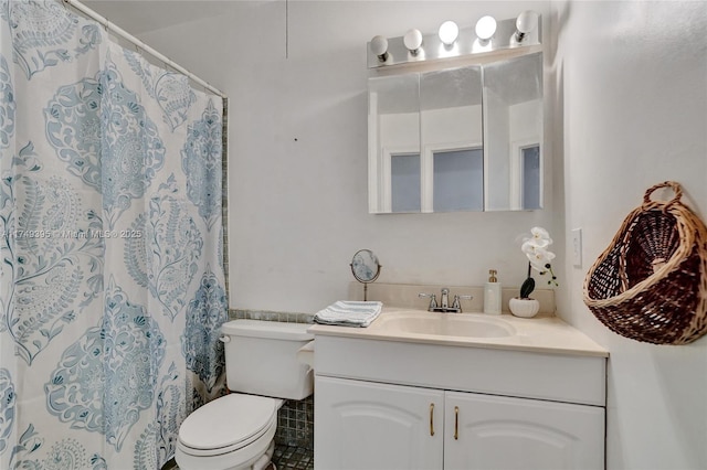 bathroom featuring a shower with shower curtain, vanity, and toilet