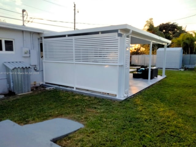 view of yard featuring an outdoor hangout area and fence