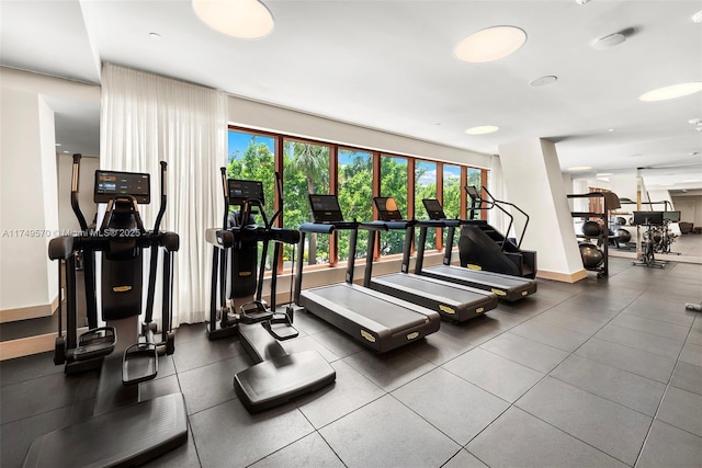 exercise room featuring baseboards