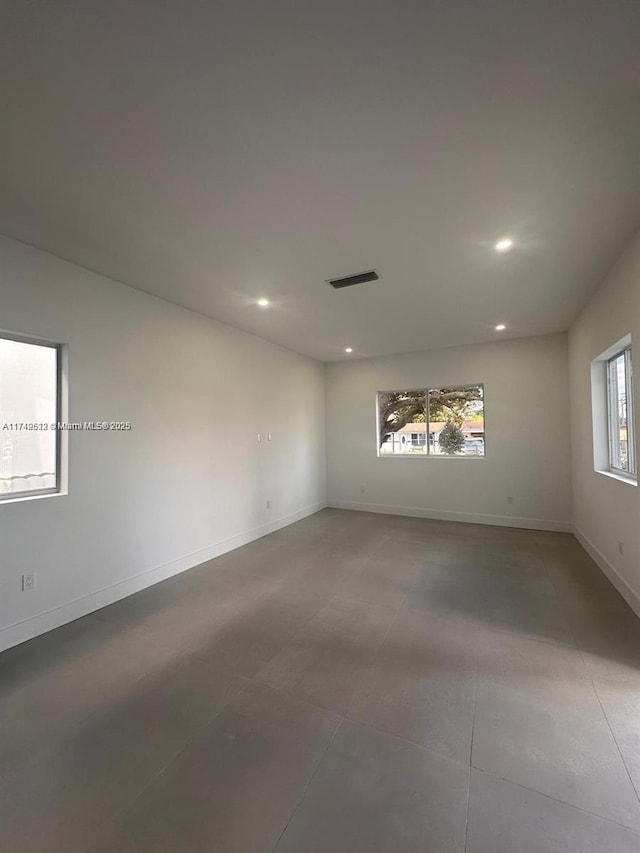 unfurnished room featuring visible vents, recessed lighting, and baseboards