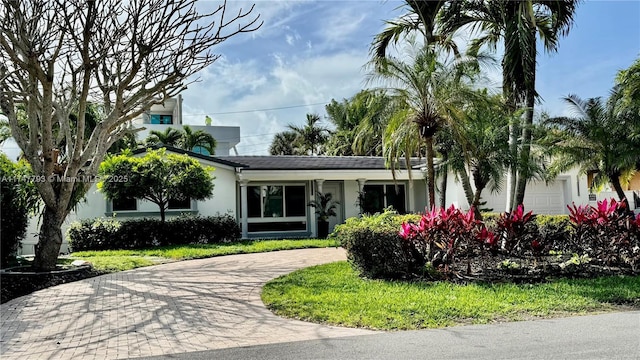3204 Robbins Rd, Pompano Beach, FL 33062 - view of front of home featuring stucco siding and curved driveway