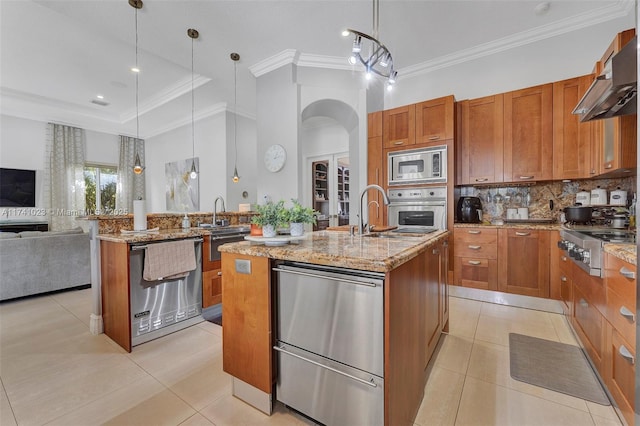 kitchen featuring stainless steel appliances, pendant lighting, a center island with sink, and open floor plan