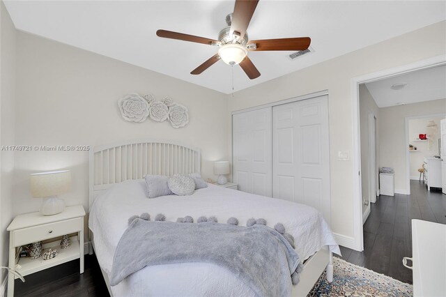 bedroom with a ceiling fan, a closet, visible vents, and dark wood-style flooring