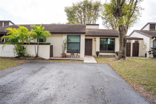 view of front facade with a front lawn and stucco siding