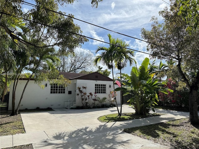 view of front facade featuring concrete driveway