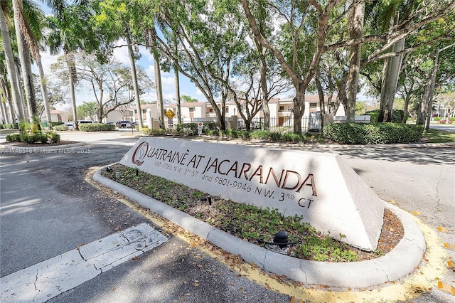 community / neighborhood sign featuring a residential view