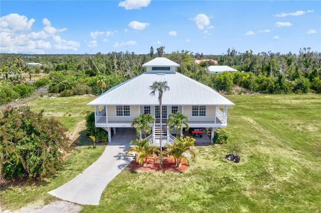 birds eye view of property featuring a forest view