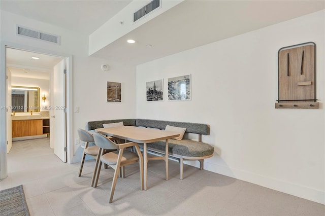 dining space with breakfast area, recessed lighting, visible vents, and baseboards