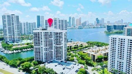 bird's eye view featuring a water view and a city view