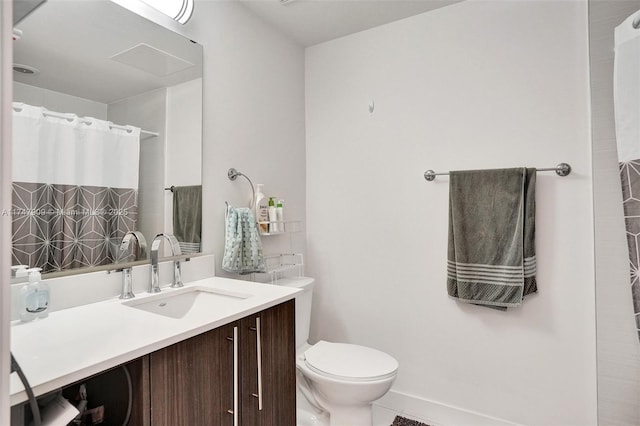 full bath featuring vanity, curtained shower, and toilet