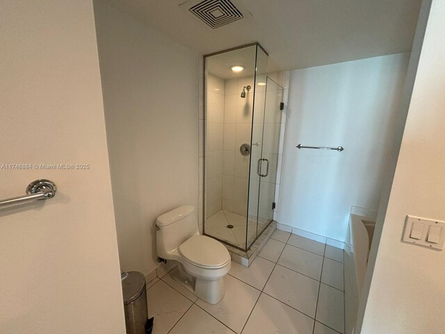 full bath with toilet, a shower stall, visible vents, and baseboards