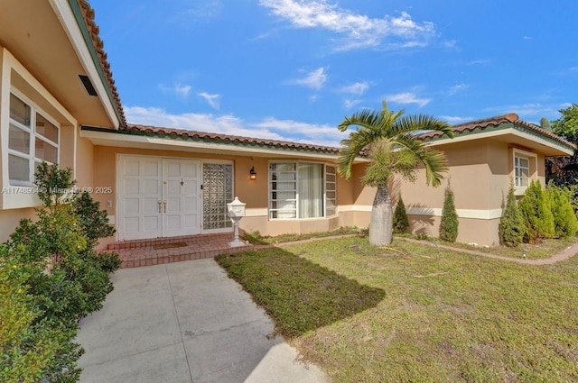 view of front of property featuring a front lawn and stucco siding