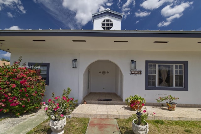 property entrance with stucco siding