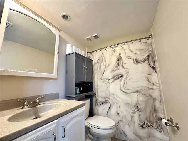 full bath featuring a shower with shower curtain, visible vents, vanity, and toilet