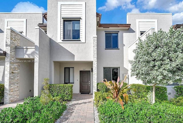 townhome / multi-family property featuring stucco siding