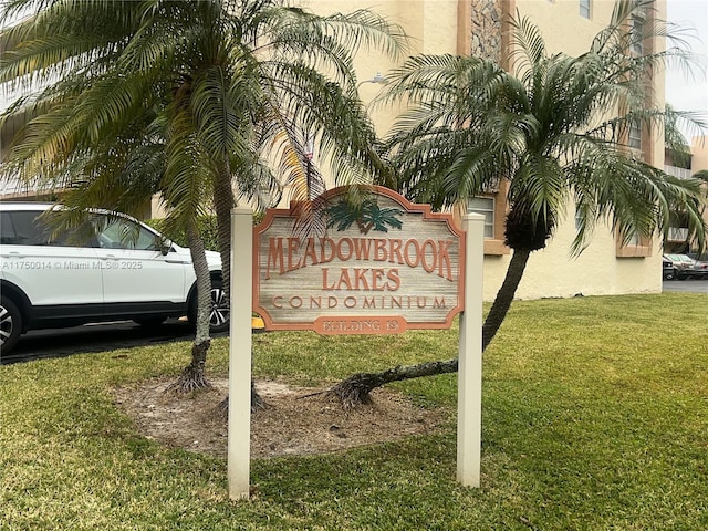 community / neighborhood sign featuring a lawn