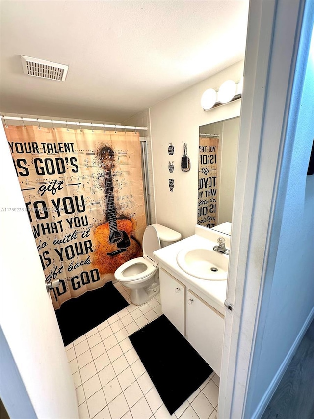 full bathroom with curtained shower, tile patterned flooring, toilet, vanity, and visible vents