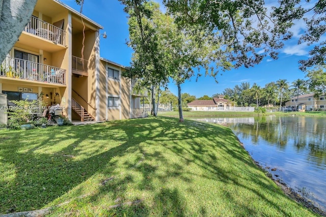 view of yard featuring a water view