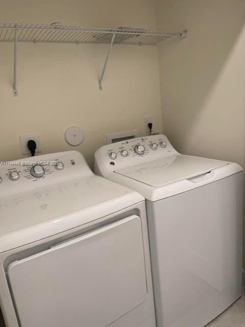 laundry room with laundry area and washing machine and dryer