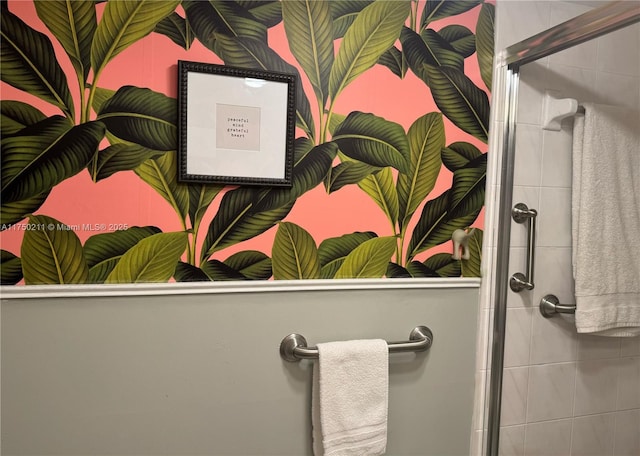 room details featuring a tile shower