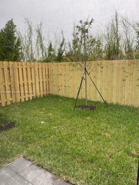 view of yard featuring a fenced backyard