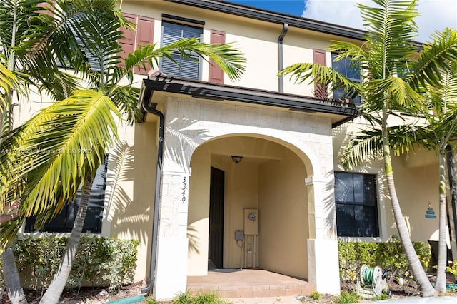 entrance to property with stucco siding