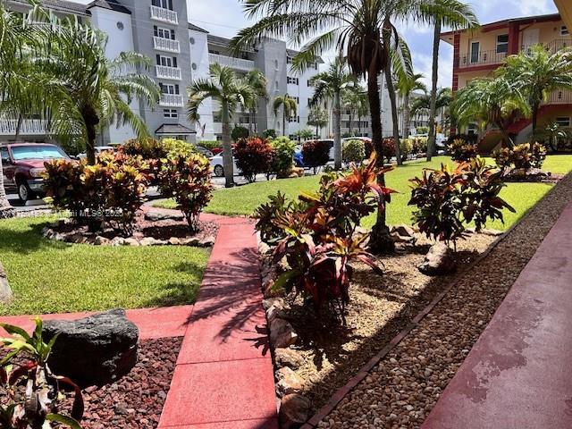 5050 Bayview Dr Unit 17, Fort Lauderdale, FL 33308 - view of home's community with a lawn