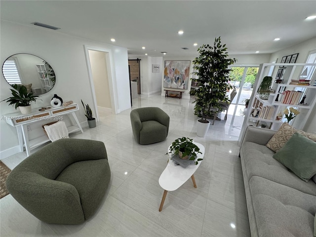 living area with baseboards, a barn door, visible vents, and recessed lighting