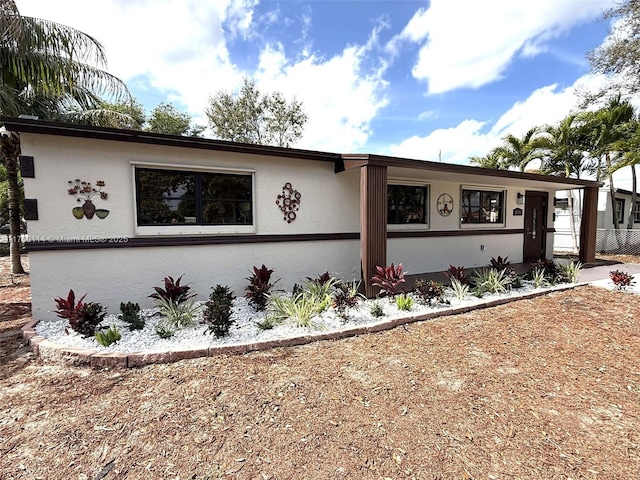 view of front facade with stucco siding