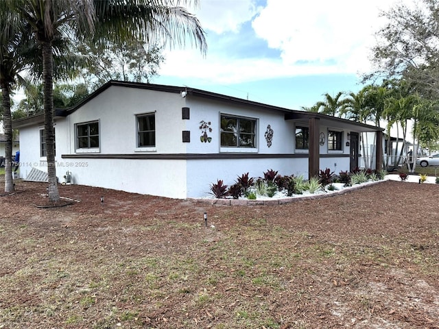 view of front facade featuring stucco siding