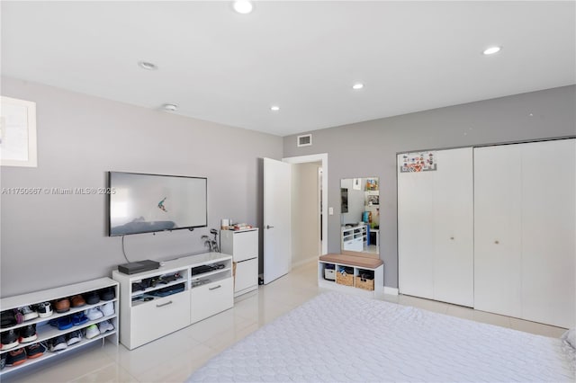 bedroom featuring light tile patterned flooring, visible vents, a closet, and recessed lighting