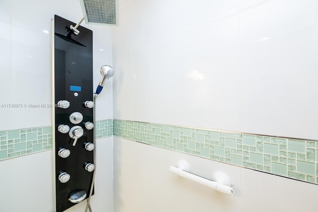 bathroom featuring a tile shower