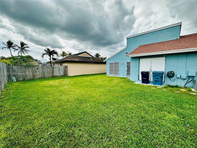 view of yard featuring fence