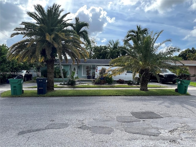 view of front of house with driveway